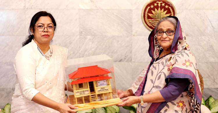 কলাগাছের তন্তুর শাড়ি উপহার পেলেন প্রধানমন্ত্রী