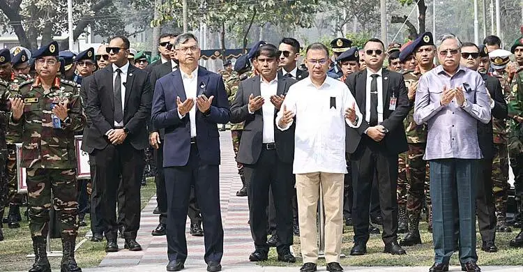 বনানী সামরিক কবরস্থানে রাষ্ট্রপতি ও প্রধানমন্ত্রীর শ্রদ্ধা