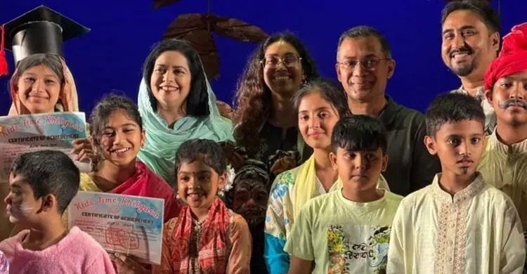 ‘হঠাৎ খেয়াল করলাম প্রধানমন্ত্রী আমাদের সঙ্গে নাটকটি উপভোগ করছেন’