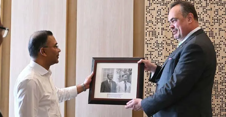 প্রধানমন্ত্রীর হাতে দুটি দুর্লভ ছবি তুলে দিলেন মার্কিন রাষ্ট্রদূত