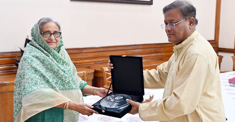 প্রধানমন্ত্রীর হাতে ক্লাইমেট মোবিলিটি চ্যাম্পিয়ন লিডার পুরস্কার