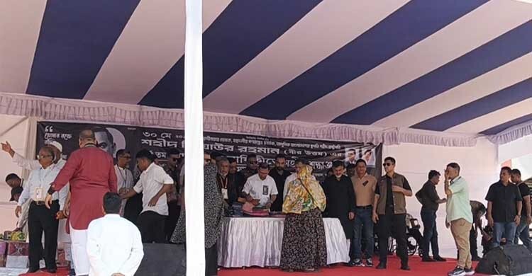দুস্থদের মাঝে খাদ্যসামগ্রী ও বস্ত্র বিতরণ উদ্বোধন করলেন প্রধানমন্ত্রী