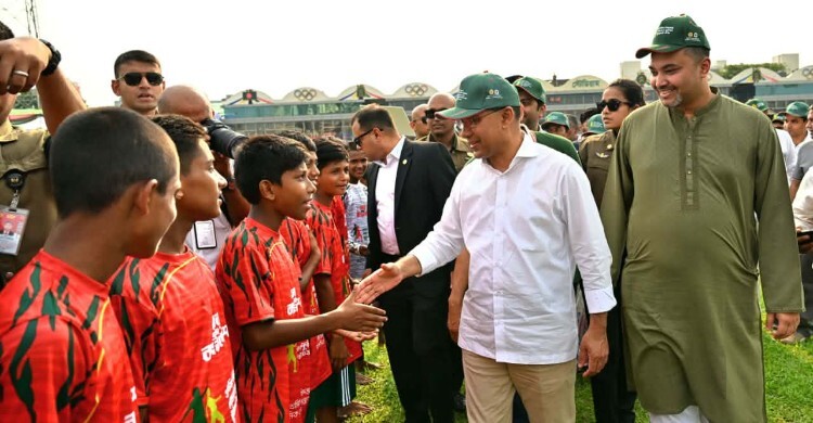 প্রধানমন্ত্রীকে দেখতে শিশুদের ‘ভোঁ-দৌড়’, মাঠজুড়ে বাঁধভাঙা উল্লাস