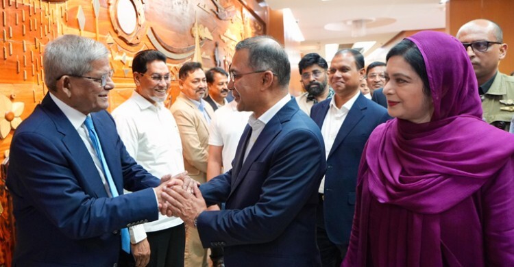 লম্বা বহরের রেওয়াজ ভেঙে ২৩ জনকে নিয়ে মালয়েশিয়া সফরে প্রধানমন্ত্রী