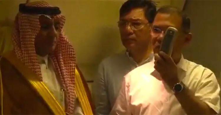 বিমানবন্দরে হজযাত্রীদের সঙ্গে প্রধানমন্ত্রীর কুশল বিনিময়