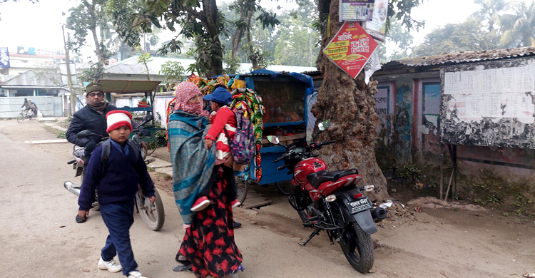 পঞ্চগড়ে কনকনে শীতে দুর্ভোগে শিশু শিক্ষার্থীরা