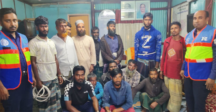 চাঁদপুরে জাটকা ধরায় ২৩ জেলে আটক