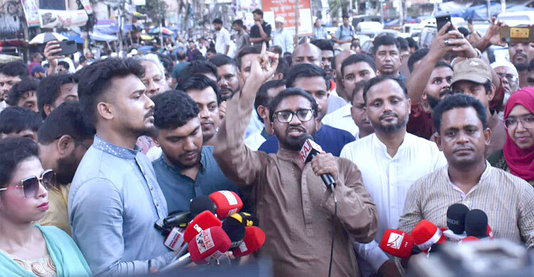 পল্টন মোড়ে আগুন জ্বালিয়ে গণঅধিকার পরিষদের বিক্ষোভ