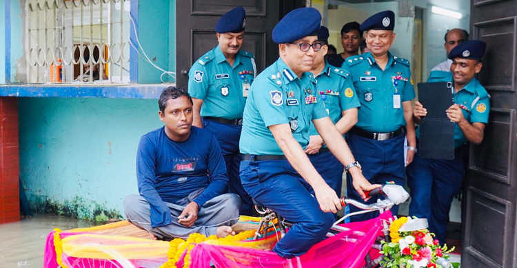 প্রতিবন্ধী রাসেলকে বসিয়ে উপহারের ভ্যান নিজে চালালেন পুলিশ কমিশনার