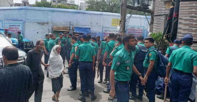 তাজিয়া মিছিল ঘিরে নিরাপত্তার চাদরে ঢাকা হোসেনি দালান