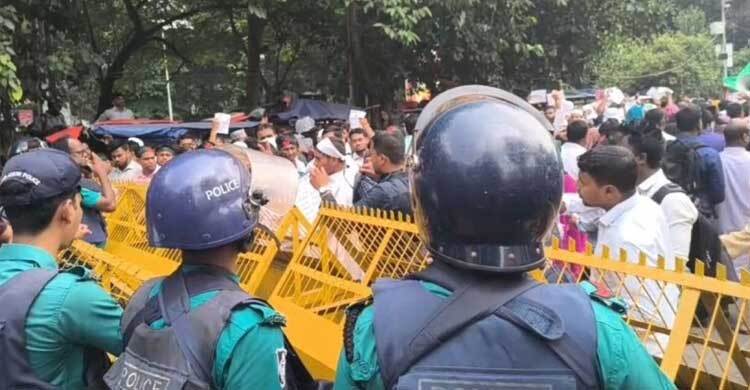 শাহবাগে মুখোমুখি পুলিশ ও শিক্ষক নিয়োগে বঞ্চিতরা