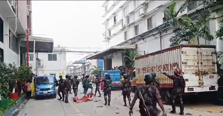 গাজীপুরে শ্রমিক বিক্ষোভে একশো কারখানা বন্ধ