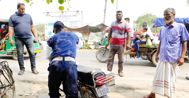 ট্রাফিক পুলিশের ধাক্কায় সড়কে পড়ে আহত মোটরসাইকেল আরোহী