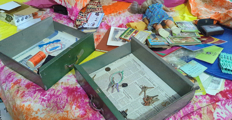 আ’লীগ নেতার বৃদ্ধ মায়ের কান ছিঁড়ে দুল নিয়ে গেলো চোর