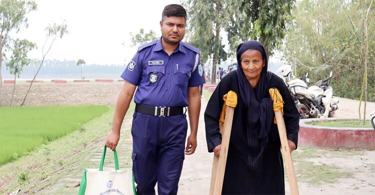 শতাধিক দুস্থ পেলেন আইজিপির উপহার