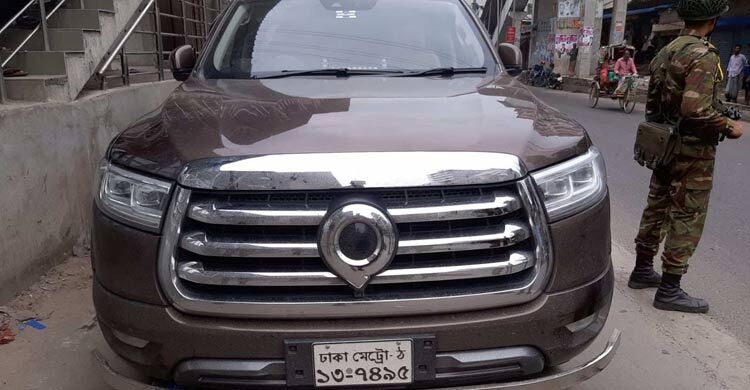 ‘ডাকাত আতঙ্কে’ শিক্ষার্থীকে চাপা দিয়ে পালালেন পুলিশ কর্মকর্তা