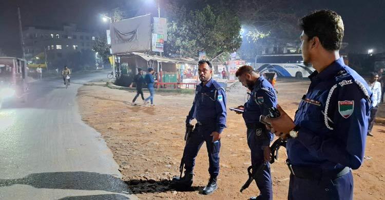 যাত্রীদের নিরাপত্তায় ঝিনাইদহে পয়েন্টে পয়েন্টে পুলিশের টহল