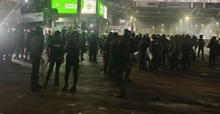 আন্দোলনকারীদের ছত্রভঙ্গ করে শাহবাগে অবস্থান পুলিশের