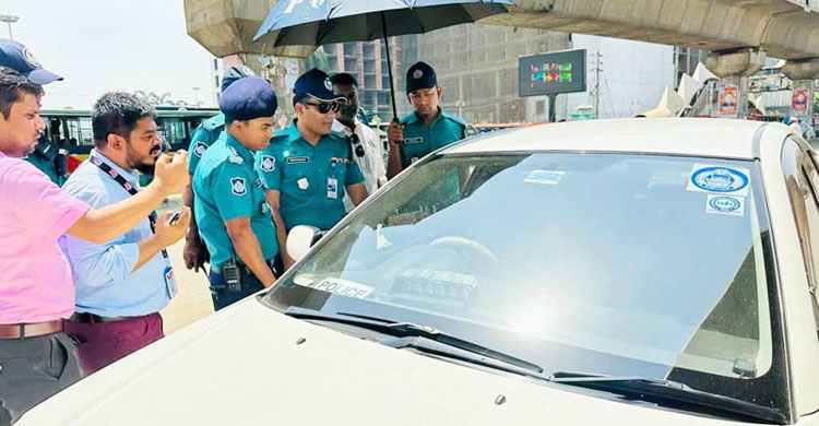 পুলিশের জালে ধরা অবৈধ স্টিকার সাঁটানো ৩৬৩ গাড়ি