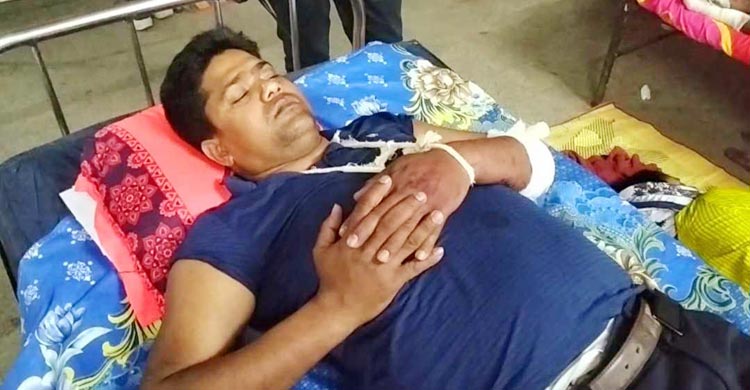 পুলিশের ওপর হামলা/ ময়মনসিংহে দুই ছেলেসহ মাকে আসামি করে মামলা