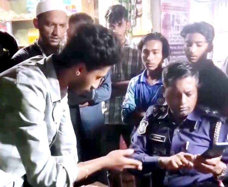 ‘আমাকে থানায় নিতে হলে ওসিকে আসতে বলেন’ এসআইকে ছাত্রদল নেতা