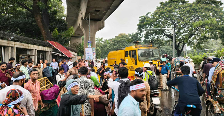 যমুনা অভিমুখে বেসরকারি শিক্ষকরা, পুলিশের সাউন্ড গ্রেনেড নিক্ষেপ