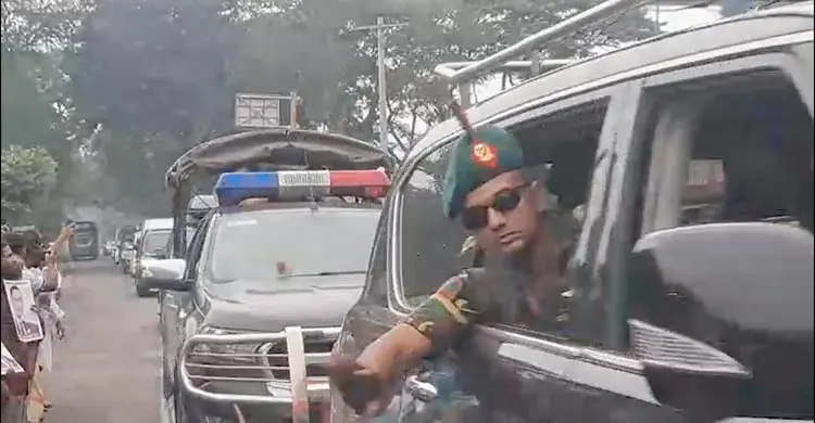 প্রধানমন্ত্রীর গাড়িবহরে কেউ ইট নিক্ষেপ করেননি, রাস্তা থেকে ছিটকে পড়ে