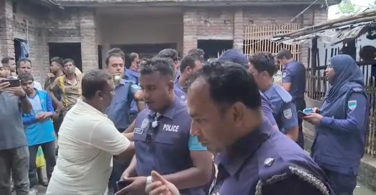 মাদক কারবারির বাড়িতে উল্টো পুলিশের দেহ তল্লাশি!