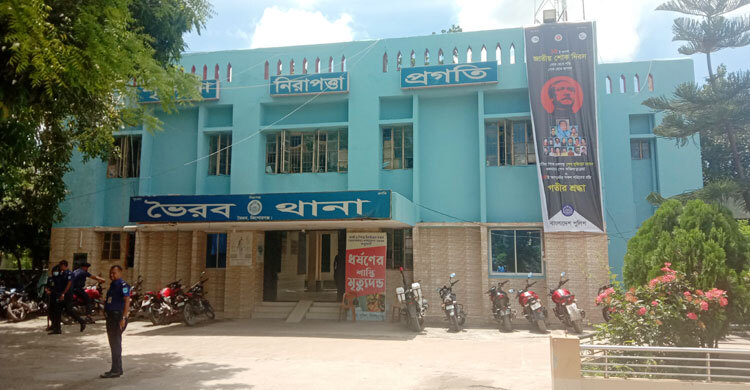 আসামি ধরতে গিয়ে হামলার শিকার পুলিশ, আহত ৩