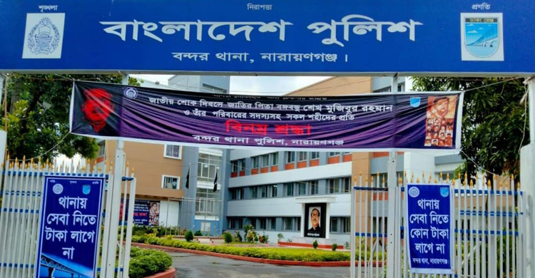 পুলিশের গাড়িতে ট্রাকের ধাক্কা, আহত ৪