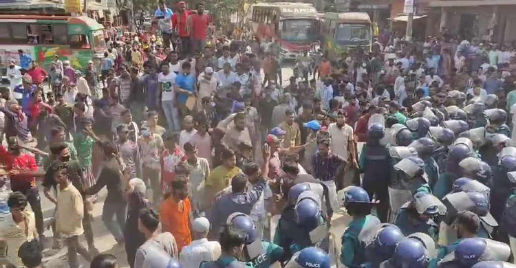 Battery-run rickshaw drivers block road, clash with police