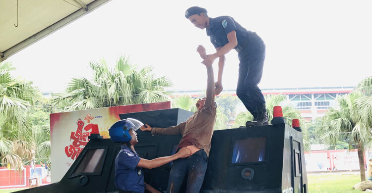 সাঁজোয়া যান থেকে ইয়ামিনকে ফেলানোর দৃশ্য দেখানো হয় মোটিফের মাধ্যমে