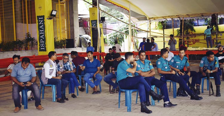 উৎসবমুখর পরিবেশে দুর্গাপূজা উদযাপনে তৎপর পুলিশ