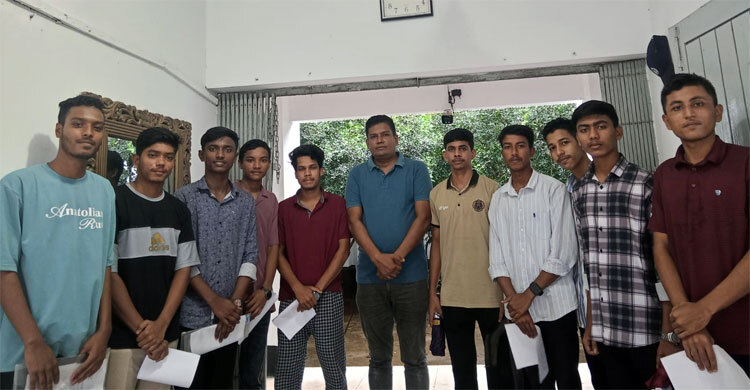 ১২০ টাকায় পুলিশে চাকরি পেলেন মিরসরাইয়ের ১০ তরুণ