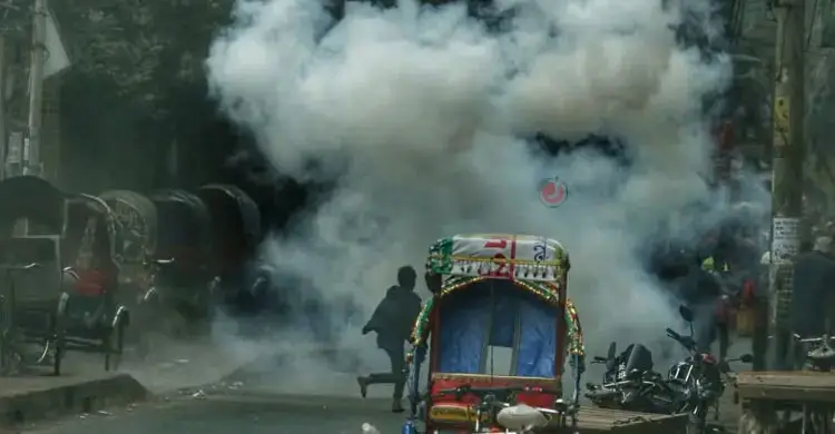 Karwan Bazar turns battlefield as police clash with mobile traders