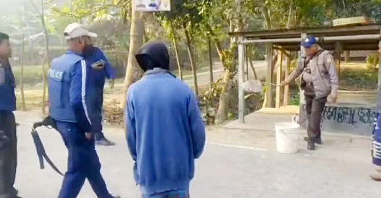 ফরিদপুরে কেন্দ্রের পাশ থেকে বোমা সাদৃশ্য বস্তু উদ্ধার