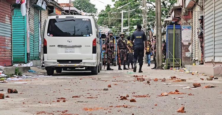 মুন্সিগঞ্জে একটি কেন্দ্র রণক্ষেত্র, ৪ পুলিশ সদস্য আহত