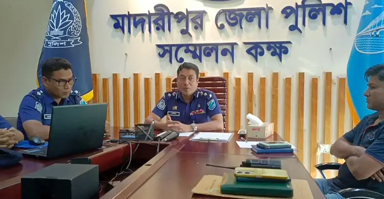 প্রধানমন্ত্রীর গাড়িবহরে কেউ ইট নিক্ষেপ করেননি, রাস্তা থেকে ছিটকে পড়ে