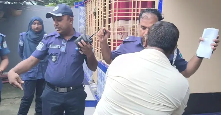 মাদক কারবারির বাড়িতে উল্টো পুলিশের দেহ তল্লাশি!