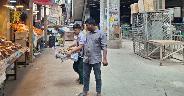 অভিযানের খবরে ফুটপাত থেকে মালপত্র সরিয়ে নিচ্ছেন ব্যবসায়ীরা
