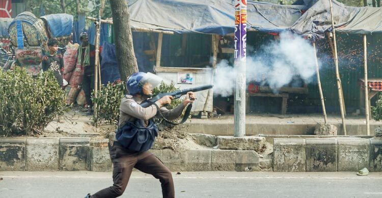 পুলিশের সঙ্গে মোবাইল ব্যবসায়ীদের সংঘর্ষ, রণক্ষেত্র কারওয়ান বাজার