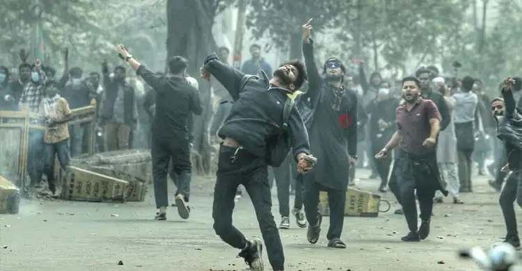 মোবাইল ব্যবসায়ীদের ওপর পুলিশের লাঠিচার্জ