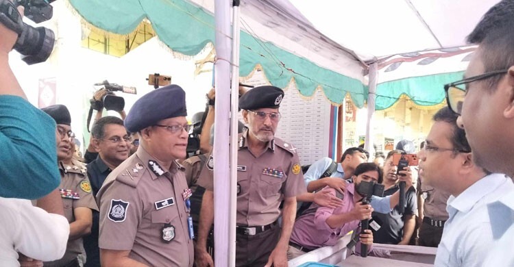 গাবতলী বাস টার্মিনাল পরিদর্শনে আইজিপি ও ডিএমপি কমিশনার