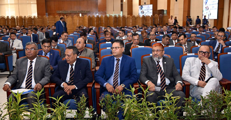 রাজধানীর রাজারবাগ পুলিশ লাইন অডিটোরিয়ামে বুধবার আয়োজিত অনুষ্ঠানে পুলিশ ও তাদের বিভিন্ন ইউনিটের কর্মকর্তারা। ছবি: বাংলাদেশ পুলিশের ফেসবুক পেজ