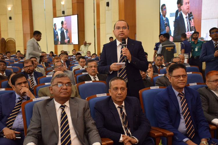 রাজধানীর রাজারবাগ পুলিশ লাইন অডিটোরিয়ামে বুধবার আয়োজিত অনুষ্ঠানে পুলিশ ও তাদের বিভিন্ন ইউনিটের কর্মকর্তারা। ছবি: বাংলাদেশ পুলিশের ফেসবুক পেজ