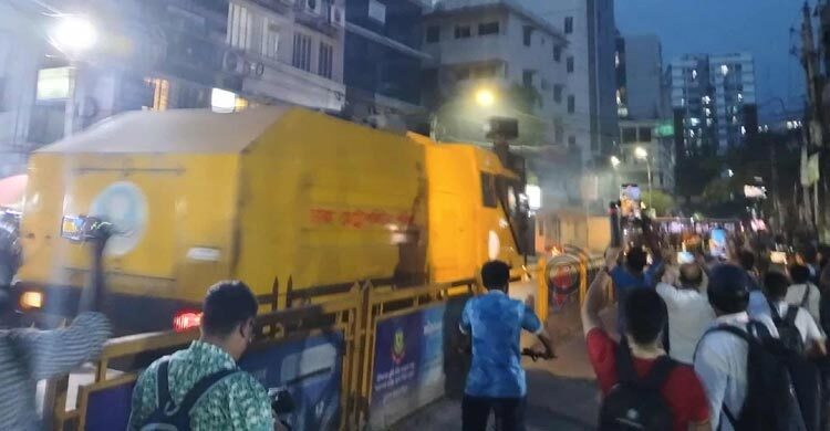 জাপা কার্যালয়ের সামনে পুলিশের টিয়ারশেল নিক্ষেপ