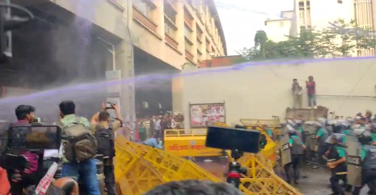 প্রেস ক্লাবের সামনে অ্যাকশনে পুলিশ, সম্মিলিত মোনাজাত ধরলেন ইবতেদায়ি শিক্ষকরা