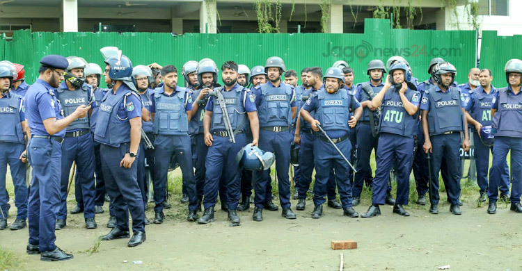 মাইলস্টোনে শতাধিক পুলিশকে অবরুদ্ধ করেছেন শিক্ষার্থীরা