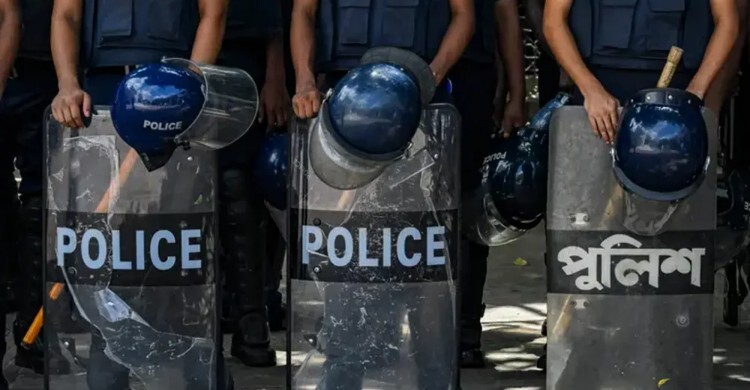 পুলিশ চাইলেই কি কাউকে মারধর করতে পারে, আইনে কী আছে?