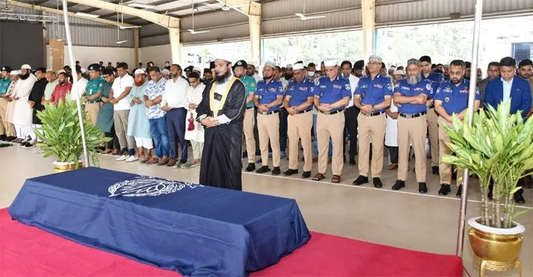 রাজারবাগে জানাজা শেষে অতিরিক্ত পুলিশ সুপার সাইফুলকে শ্রদ্ধা